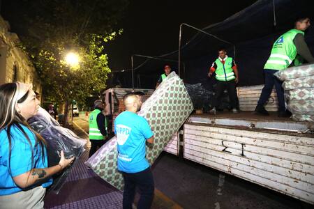 Ayuda del municipio y los vecinos de La Matanza para los afectados por el temporal en Bahía Blanca. Foto: Prensa.