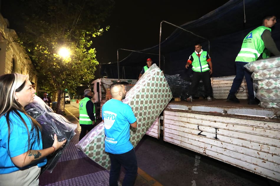 Ayuda del municipio y los vecinos de La Matanza para los afectados por el temporal en Bahía Blanca. Foto: Prensa.