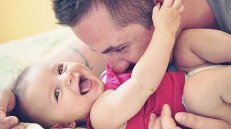 Padre y bebé - Hijos - Paternidad