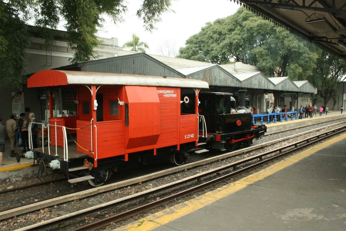 Una locomotora a vapor de 1906 vuelve a las vías