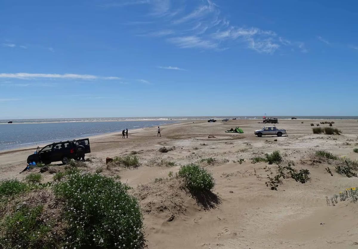 Bahía Samborombón combina pesca deportiva, humedales protegidos y paisajes únicos para una escapada ideal