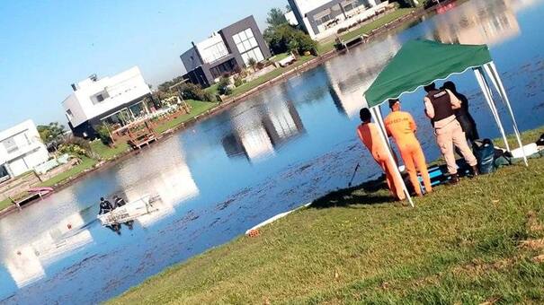 Desesperada búsqueda de un joven que cayó al agua mientras andaba en kayak en el lago de un country