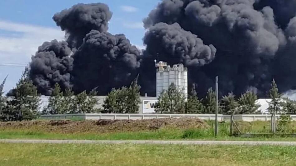 Voraz incendio en Rosario: el fuego consumió una fábrica de solventes y plásticos