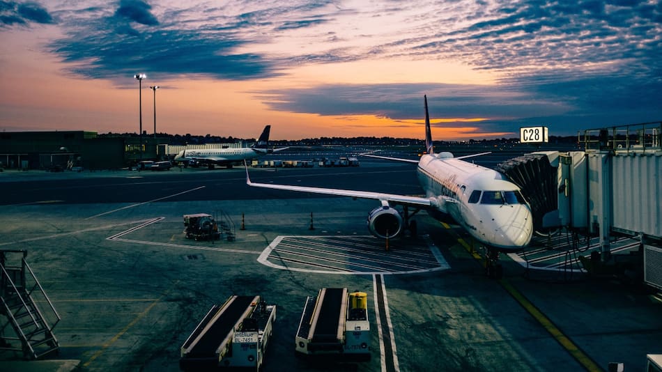 Viajar en avión. Foto: Unsplash