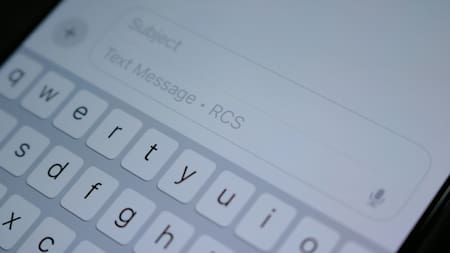 Mensajes de texto; conversaciones; chats.