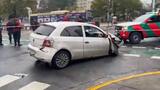 Violento choque entre un colectivo y un auto frente a Facultad de Medicina: al menos cinco personas resultaron heridas