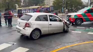 Violento choque entre un colectivo y un auto frente a Facultad de Medicina: al menos cinco personas resultaron heridas