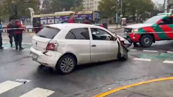 Violento choque entre un colectivo y un auto frente a Facultad de Medicina: al menos cinco personas resultaron heridas