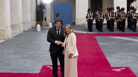 Javier Milei junto a Giorgia Meloni en Roma. Foto: EFE/Massimo Percossi