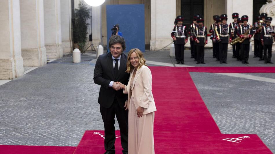 Javier Milei junto a Giorgia Meloni en Roma. Foto: EFE/Massimo Percossi