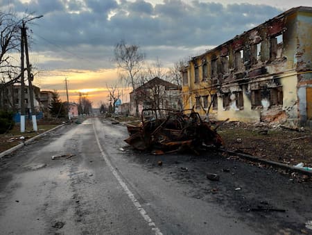 Destrucción en las calles producto de la guerra entre Rusia y Ucrania. Foto: Reuters.