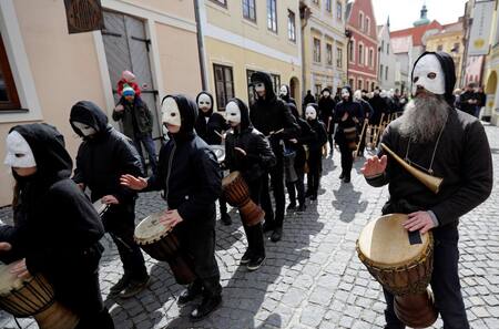 Celebración de Pascuas con máscaras en República Checa (Reuters)