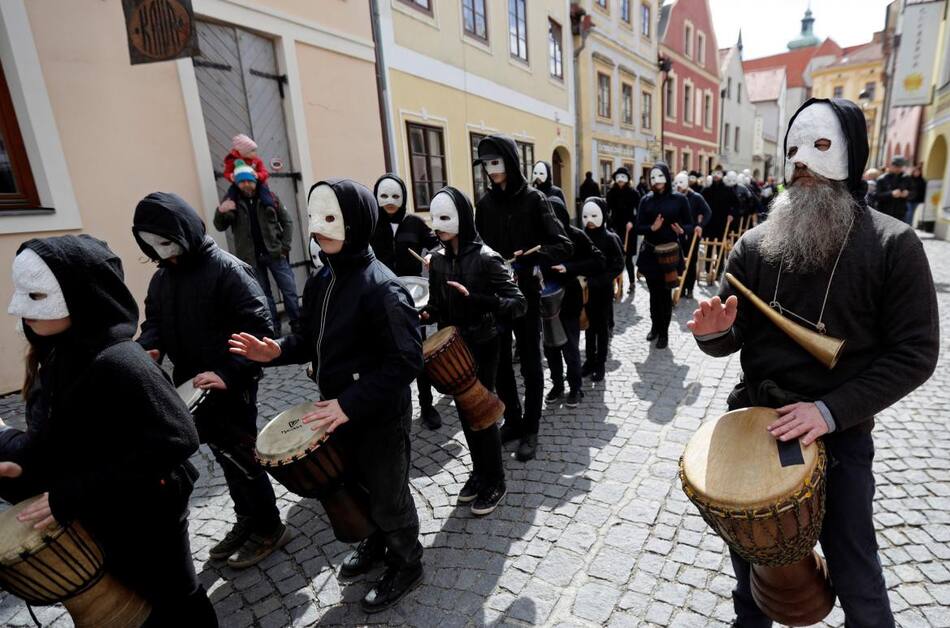 Celebración de Pascuas con máscaras en República Checa (Reuters)