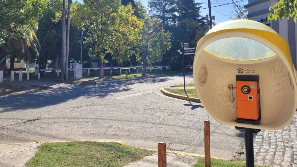 Con su arquitectura histórica, calles tranquilas y cabinas telefónicas restauradas, Jeppener ofrece una postal única a pocos kilómetros de la Ciudad de Buenos Aires.