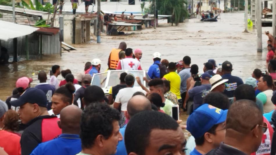 Evacuados por inundaciones en Ecuador. Foto: EFE.