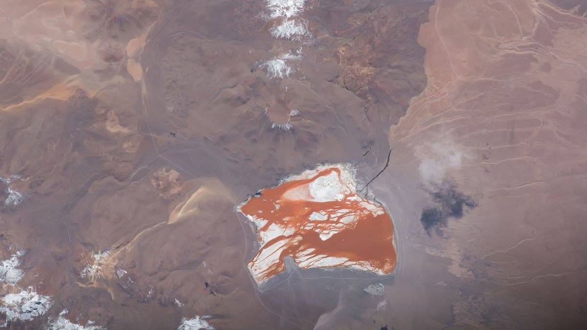 La NASA fotografió una misteriosa mancha naranja en un país vecino de Argentina desde el espacio: qué es y cuál es su explicación