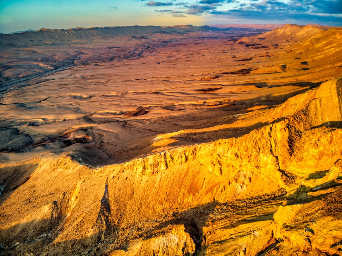 Vista panorámica del cráter Ramón en el desierto del Néguev, Israel
