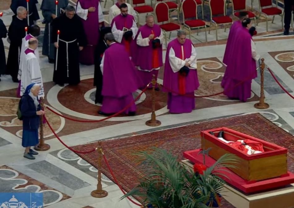 El féretro del papa Francisco en la basílica de San Pedro. Foto: X/@evaenlaradio.