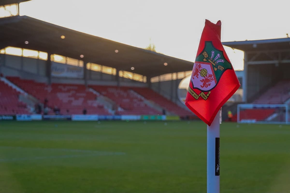 El Racecourse Ground es considerado el estadio de fútbol más antiguo del mundo en funcionamiento durante la actualidad.