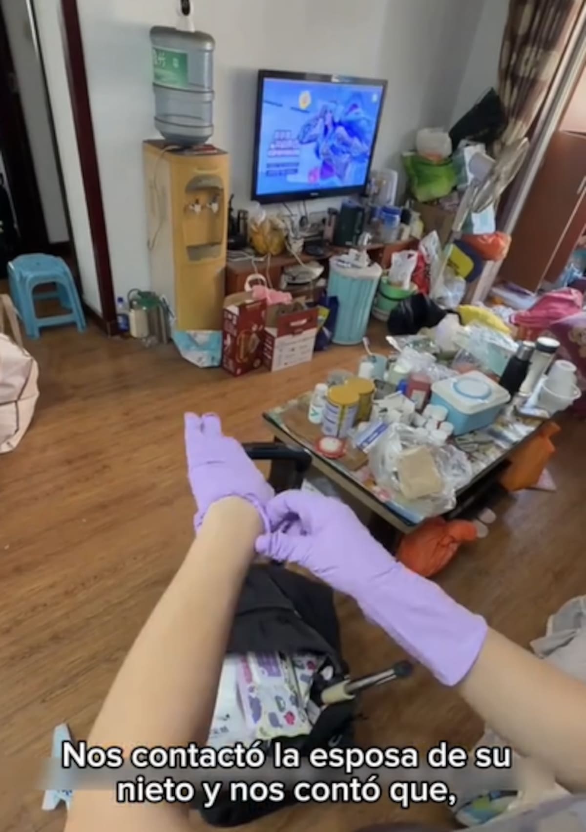 La madre soltera del 98 se volvió viral por limpiar casas extremadamente sucias en China.
