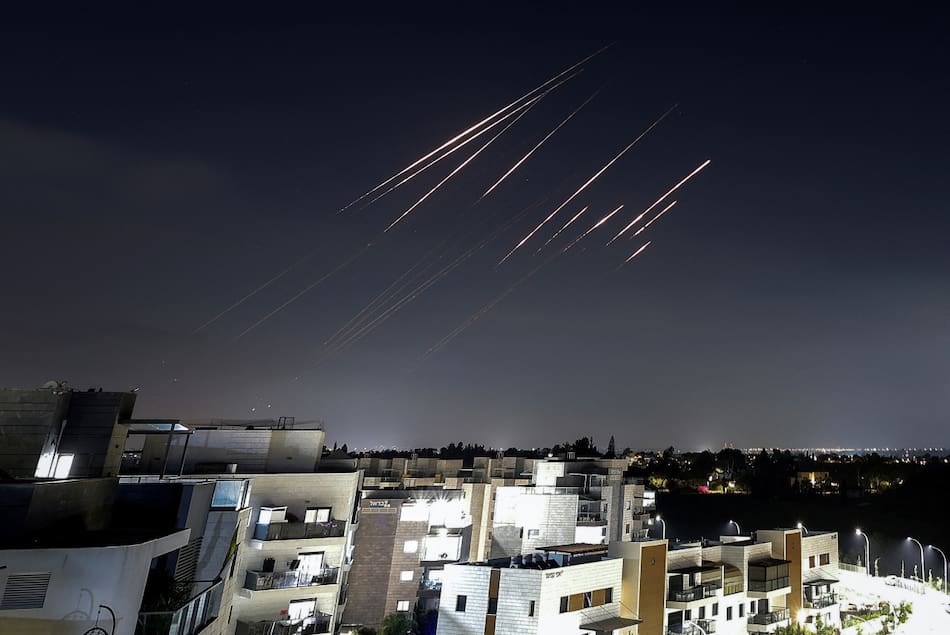 Misiles iraníes caen en Israel. Foto: Reuters/Ilan Assayag