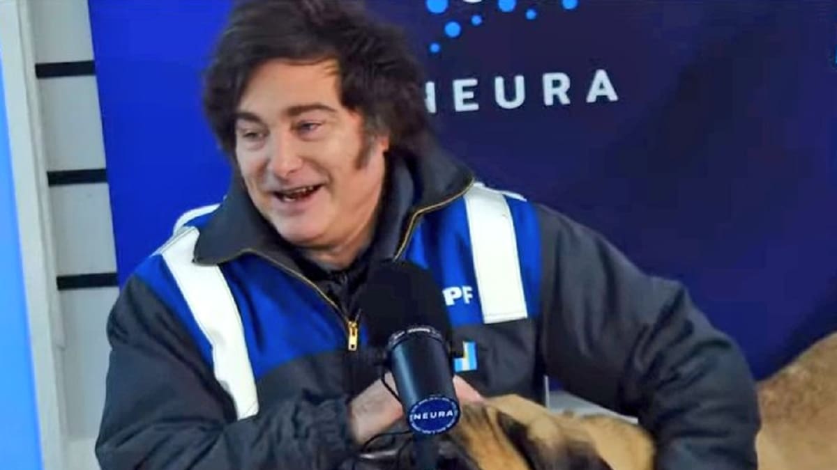 Javier Milei se presentó a una entrevista junto a su perro Conan: “Este es uno de los cinco”