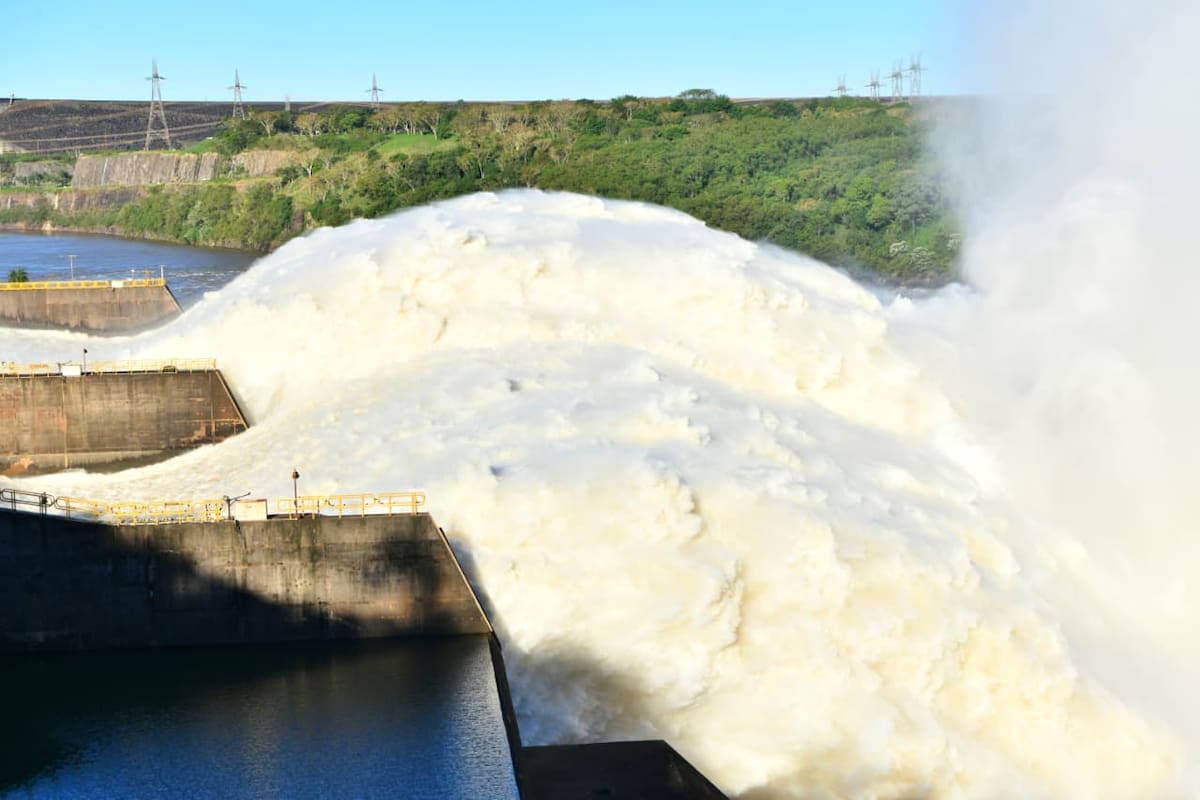 Fotografía de la represa de Itaipú, la central hidroeléctrica más grande de Sudamérica.