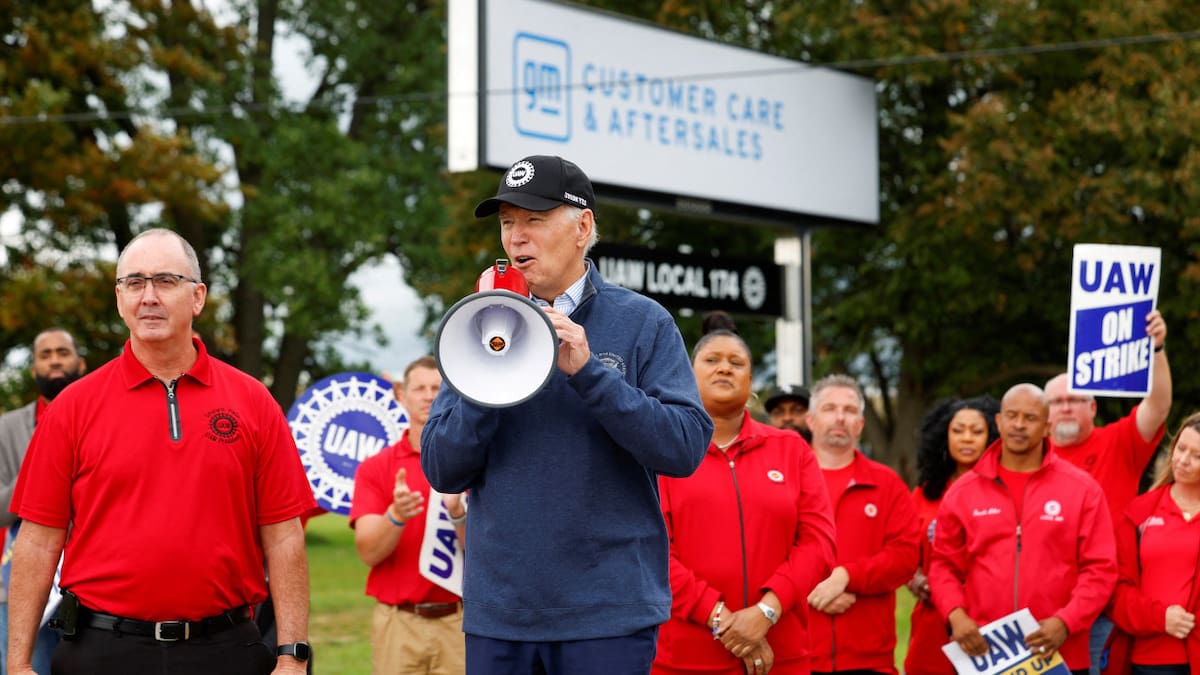Joe Biden en el piquete de trabajadores del sector automotor en Estados Unidos. Foto: REUTERS.