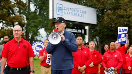 Joe Biden en el piquete de trabajadores del sector automotor en Estados Unidos. Foto: REUTERS.