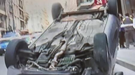 Se quedó dormido, chocó y volcó el auto en pleno centro porteño