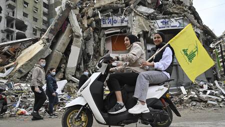 Banderas de Hezbollah en las calles de El Líbano. Foto: EFE.