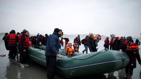 Migrantes llegando a las costas de Reino Unido a través del Canal de la Mancha. Foto: Reuters.