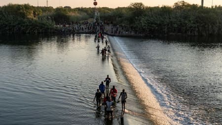 Migrantes intentando cruzar el río Bravo. Foto: Reuters