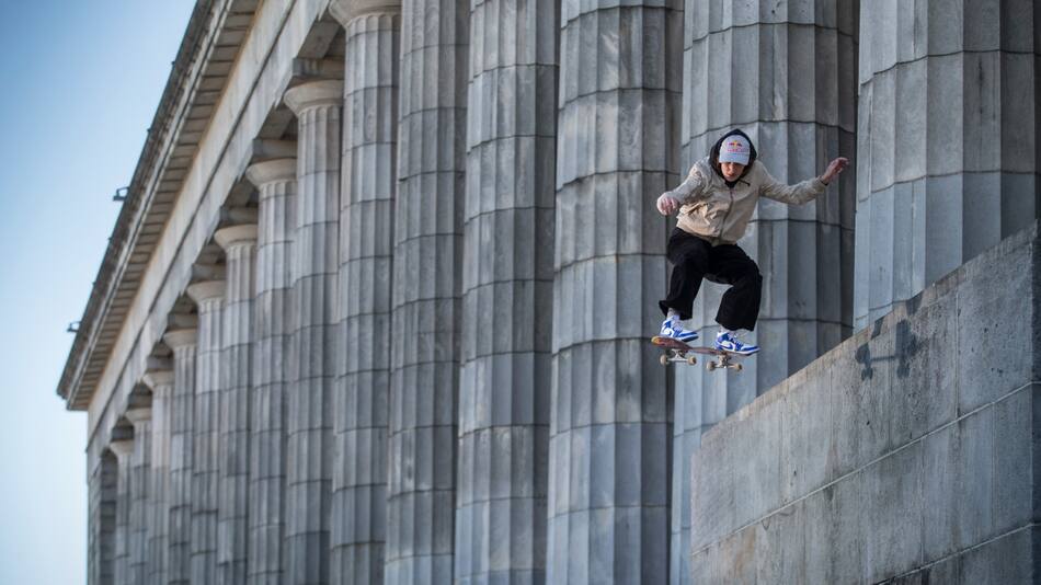 Skater en la Facultad de Derecho.
