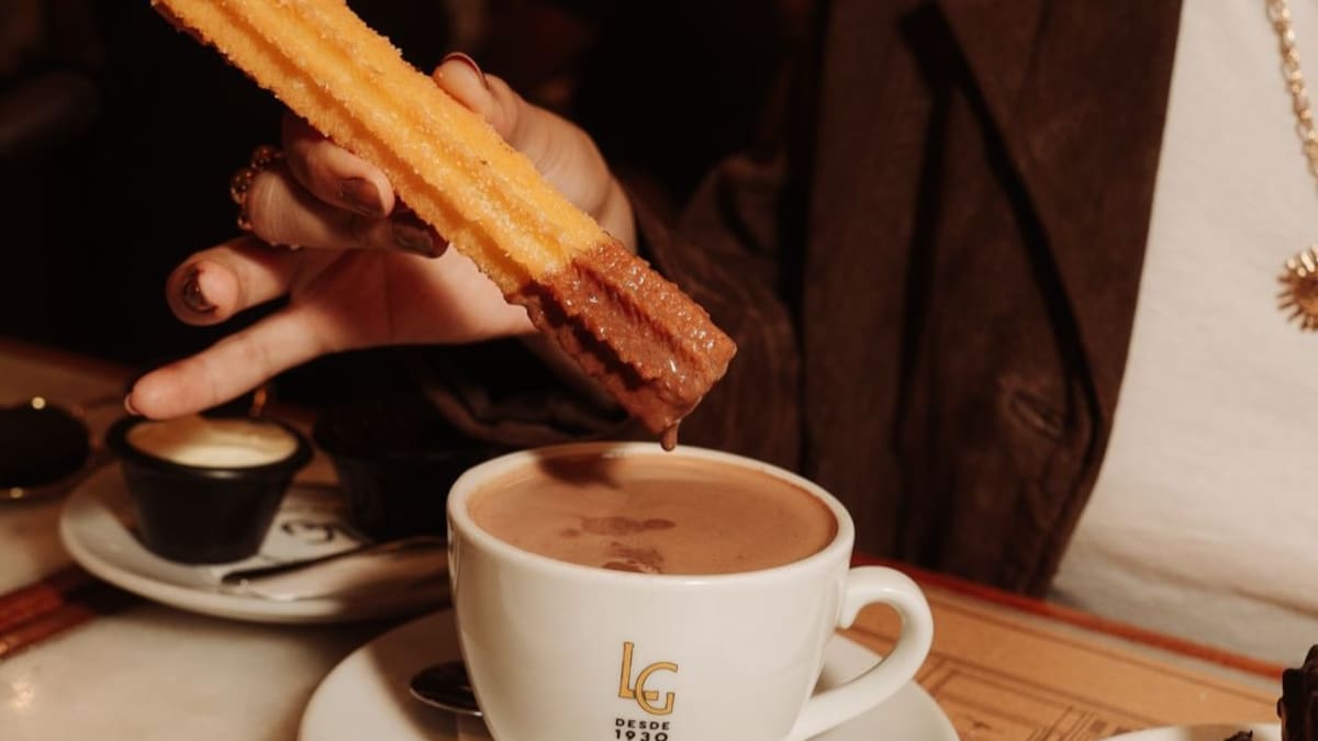Abrió en 1930, marcó las noches de Corrientes y hoy es una institución: el bar notable famoso por sus churros