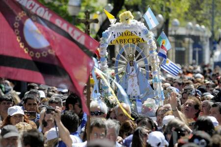 La imagen de la Virgen acompañando a los fieles