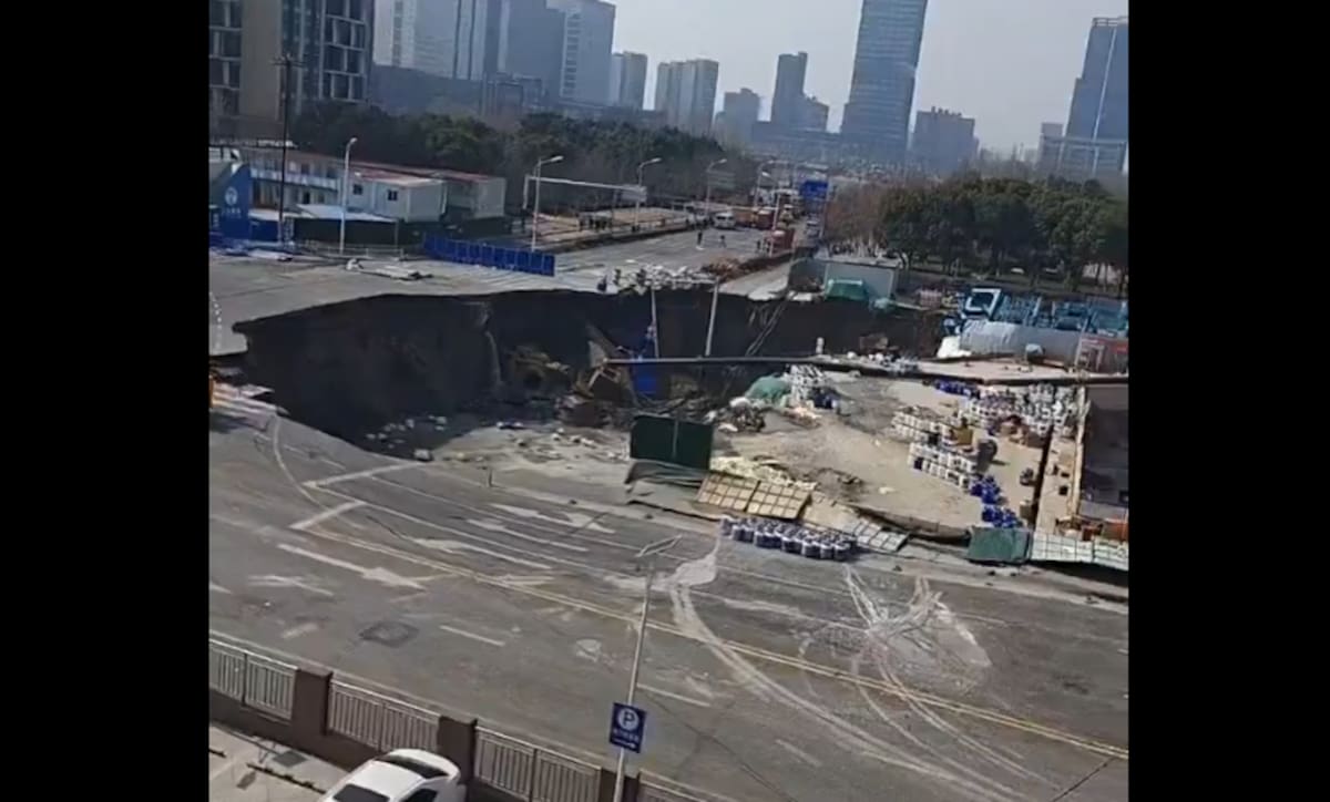 Fuerte colapso en una calle de Shanghai, China.