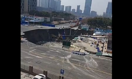 Fuerte colapso en una calle de Shanghai, China.