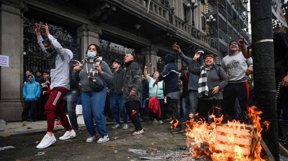 Enfrentamientos en el Congreso de la Nación por el tratamiento de la Ley Bases. Foto: NA