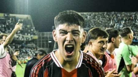 Lautaro Rivero festejando el pase a semifinales de la Copa Argentina.
