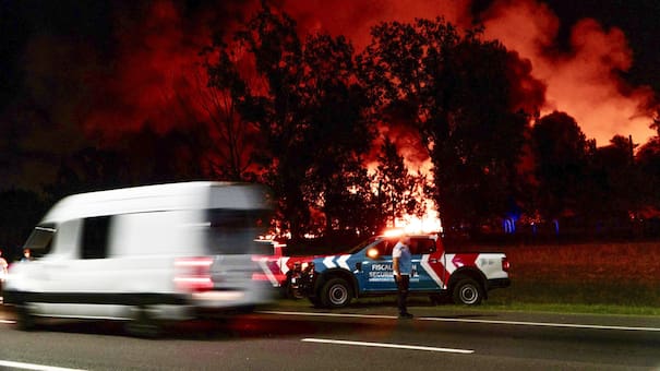 Fuerte incendio en el Polo Industrial de Ezeiza: el video de la poderosa explosión desde un avión