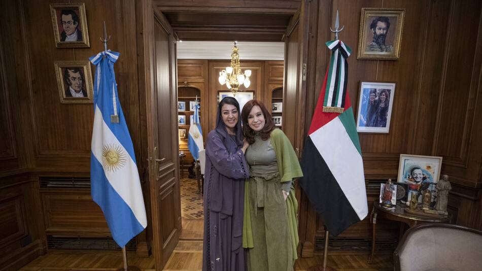 Cristina Fernández de Kirchner junto a Reem Al Hashimy. Foto: Twitter @CFKArgentina.