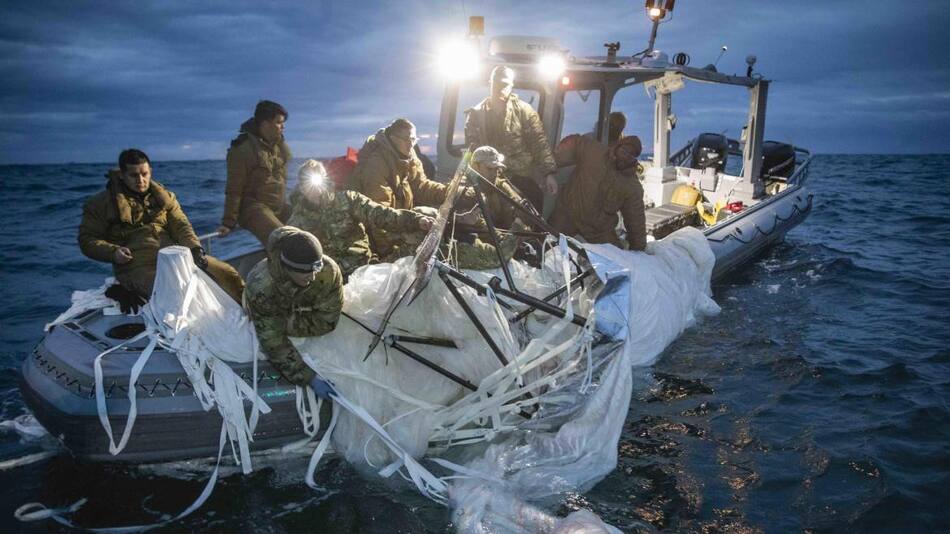 Marineros estadounidenses recuperando el globo espía chino. Foto EFE
