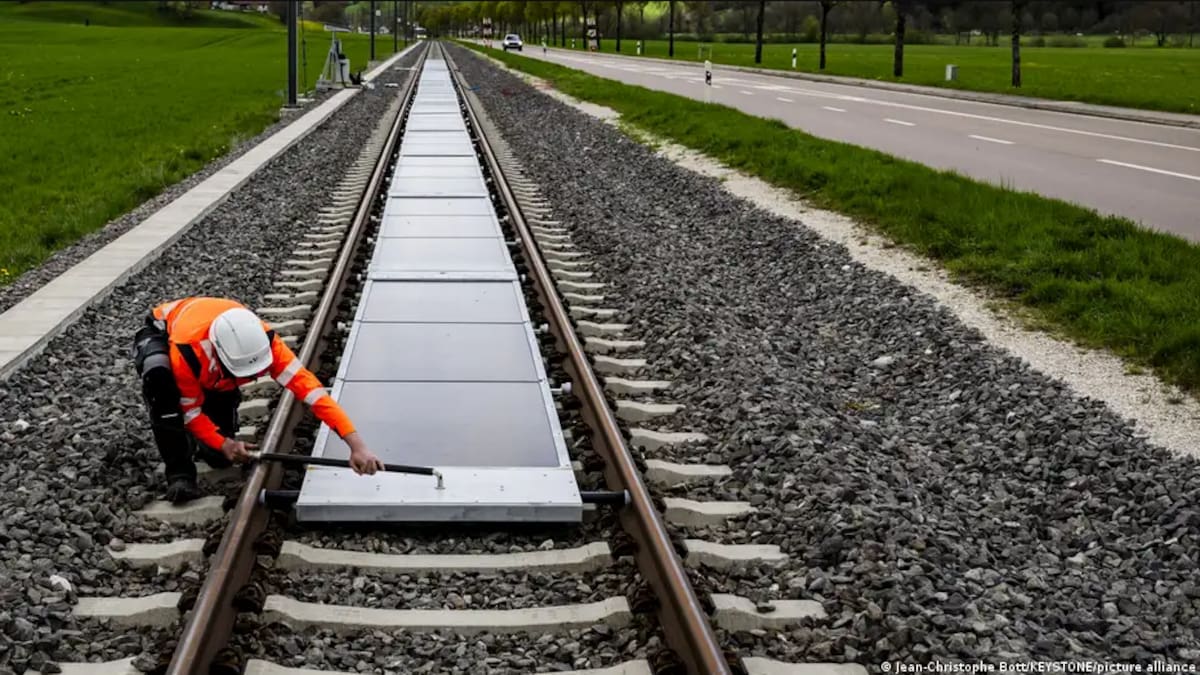 Suiza genera energía solar en las vías del tren sin interrumpir el tránsito: cómo funciona este revolucionario proyecto