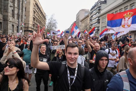 Masiva marcha en Belgrado contra el gobierno de Serbia. Foto: REUTERS.
