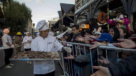 Reparto de chocolate en la Fiesta Nacional del Chocolate. Foto: Télam.