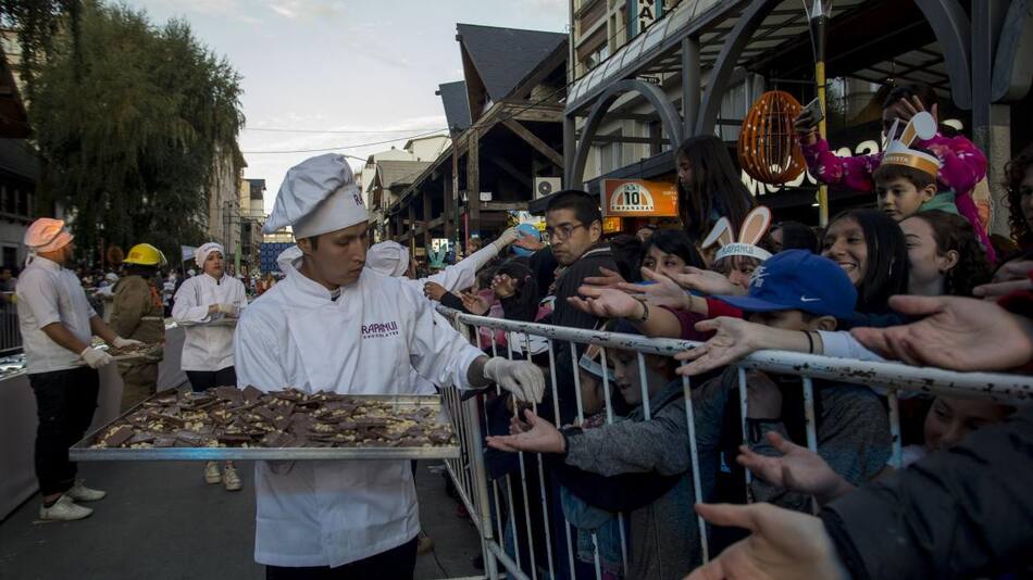 Reparto de chocolate en la Fiesta Nacional del Chocolate. Foto: Télam.