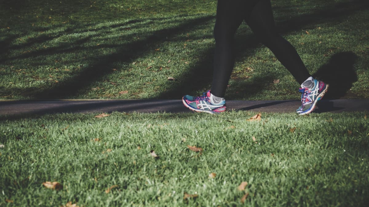 Caminar disminuye el riesgo de muerte. Foto: Unsplash.