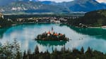 El encantador lago Bled: tiene una isla con una iglesia y un castillo medieval al que solo es posible llegar con botes