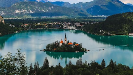 El encantador lago Bled: tiene una isla con una iglesia y un castillo medieval al que solo es posible llegar con botes